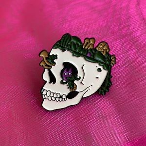🍄 Overgrown Plants Skull Enamel Pin